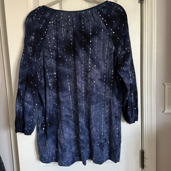 Beautiful sequence top - Picture 2 of 8